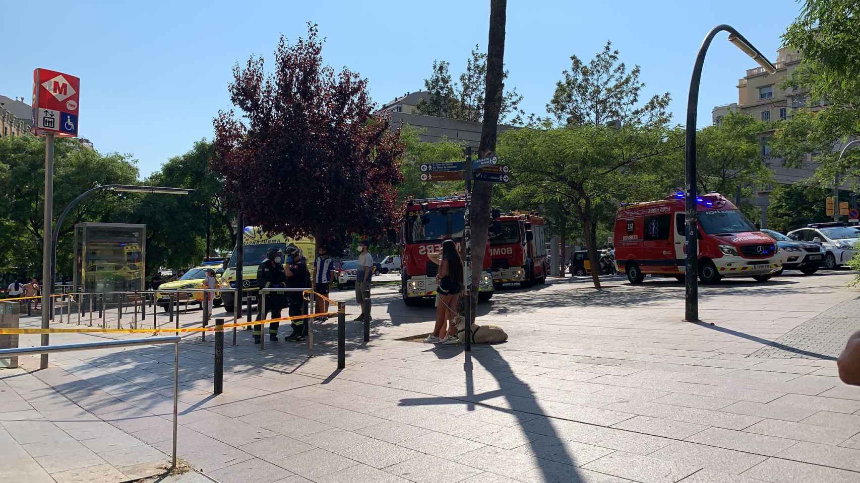 Despliegue policial, de Bomberos y de emergencias en la parada del metro de Lesseps / METRÓPOLI