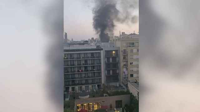 Gigantesca columna de humo por un incendio en el Eixample / METRÓPOLI