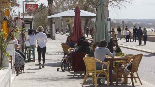 Varias personas en la terraza de un bar en una imagen de archivo / EP