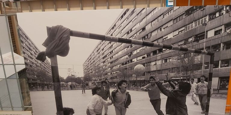 Partido de fútbol improvisado en una plaza de La Mina