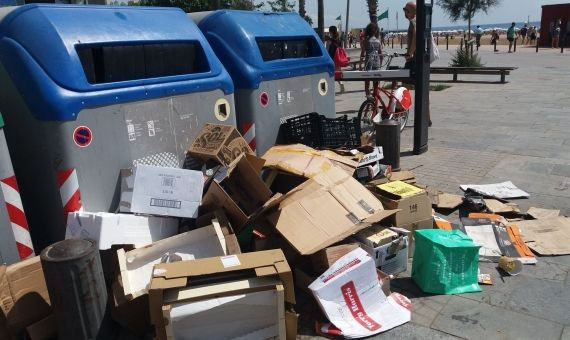 Contenedores llenos de suciedad en la Barceloneta / ARCHIVO