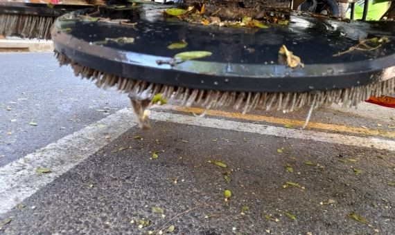 Cepillo en mal estado de la máquina fregadora de pavimentos que utiliza FCC en la Barceloneta / METRÓPOLI