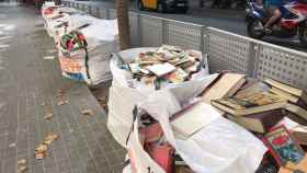 Sacos de escombros con libros delante de una escuela del Eixample / CEDIDA