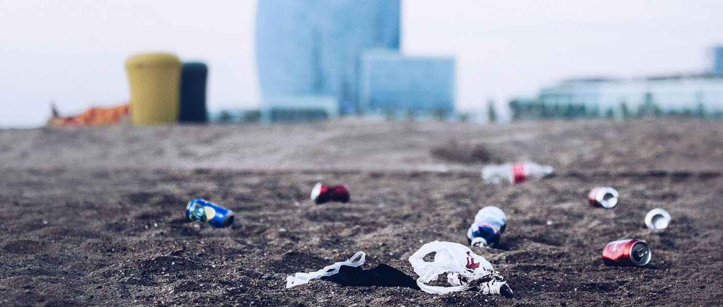 Residuos de un botellón en una playa de la Barceloneta / ARCHIVO