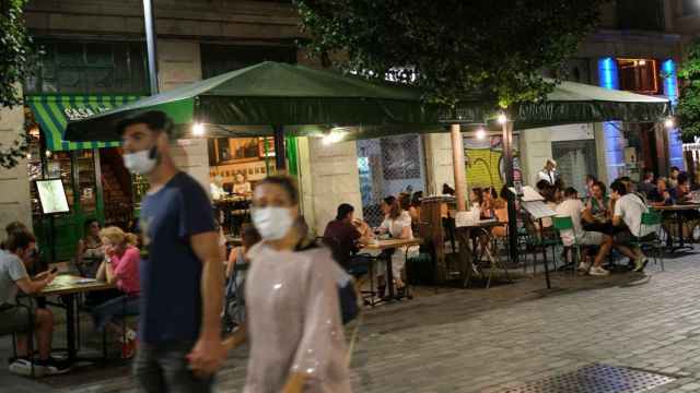 Terraza de un restaurante en Barcelona, en julio / REUTERS