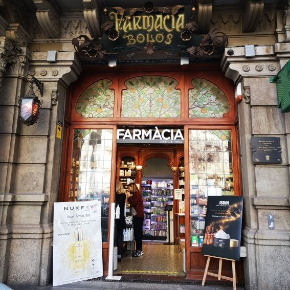 Fachada del edificio modernista en el que se encuentra la Farmacia Bolós / INMA SANTOS