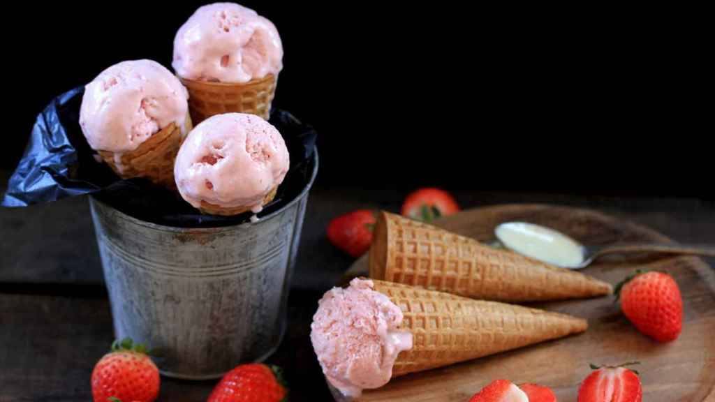 Helado de chocolate blanco y fresas de la compañía Nestlé