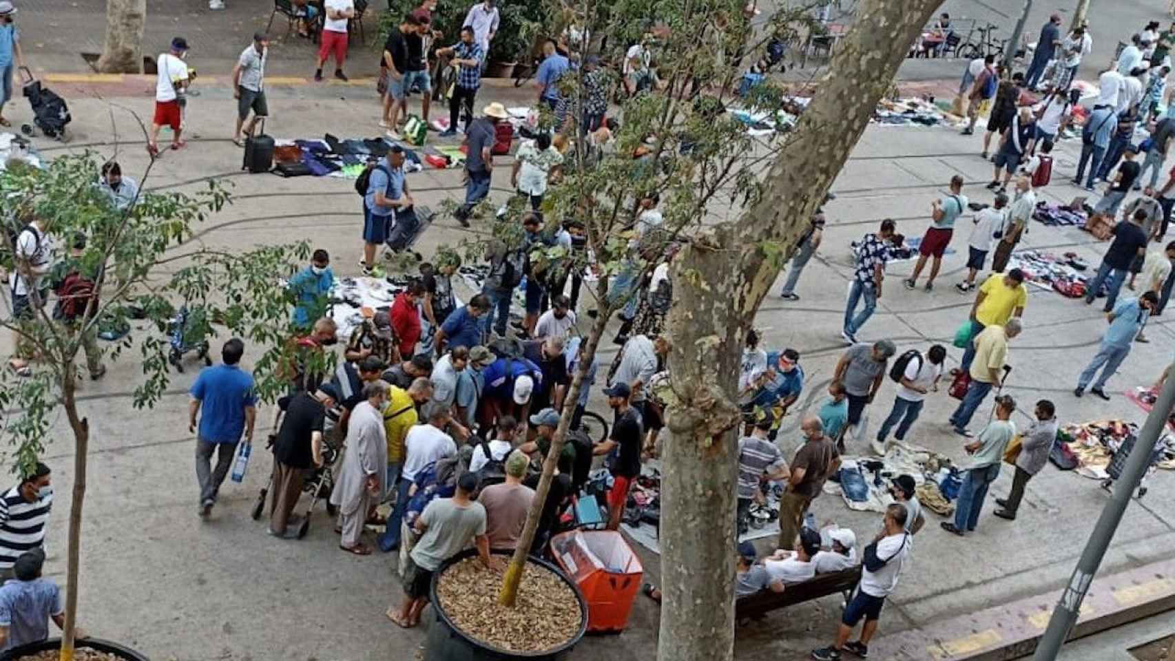 Decenas de personas sin distancias de seguridad en el 'mercado de la miseria'