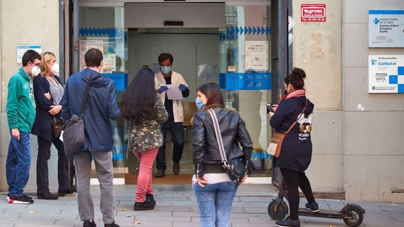 La entrada de un CAP en Barcelona, este invierno, esperan ser atendidos de coronavirus / EFE