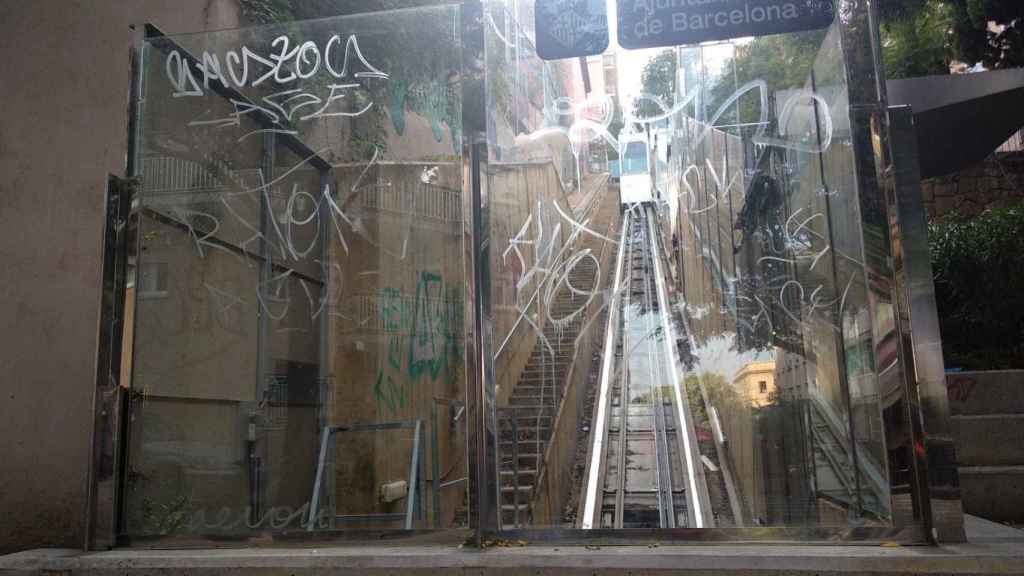 Un ascensor del Guinardó de la calle de Telègraf, este sábado, parado / METRÓPOLI - JORDI SUBIRANA