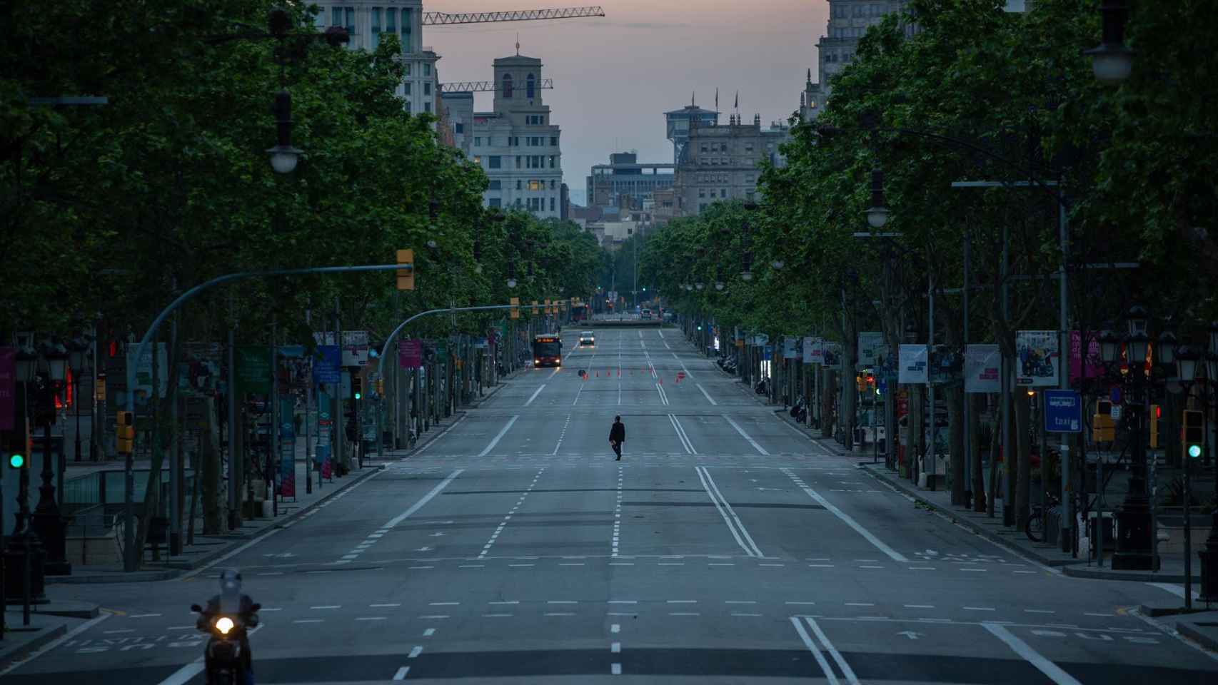 El paseo de Gràcia, vacío, durante el estado de alarma / EUROPA PRESS - DAVID ZORRAKINO