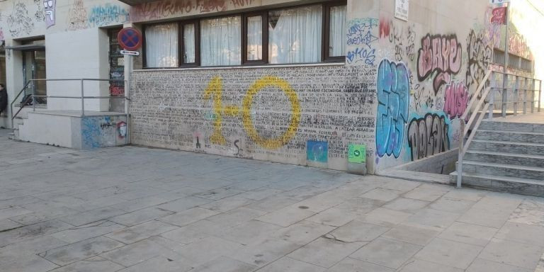 Muestra de incivismo en Barcelona: grafitis en una plaza de Gràcia / METRÓPOLI - JORDI SUBIRANA 