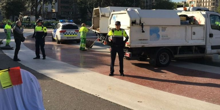 Agentes de la Guardia Urbana durante un desalojo de una acampada de sintecho en Barcelona / METRÓPOLI