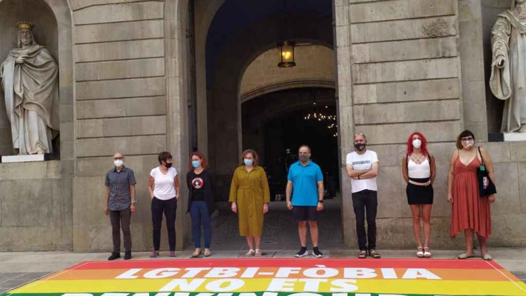 Ada Colau frente a una bandera LGTBI