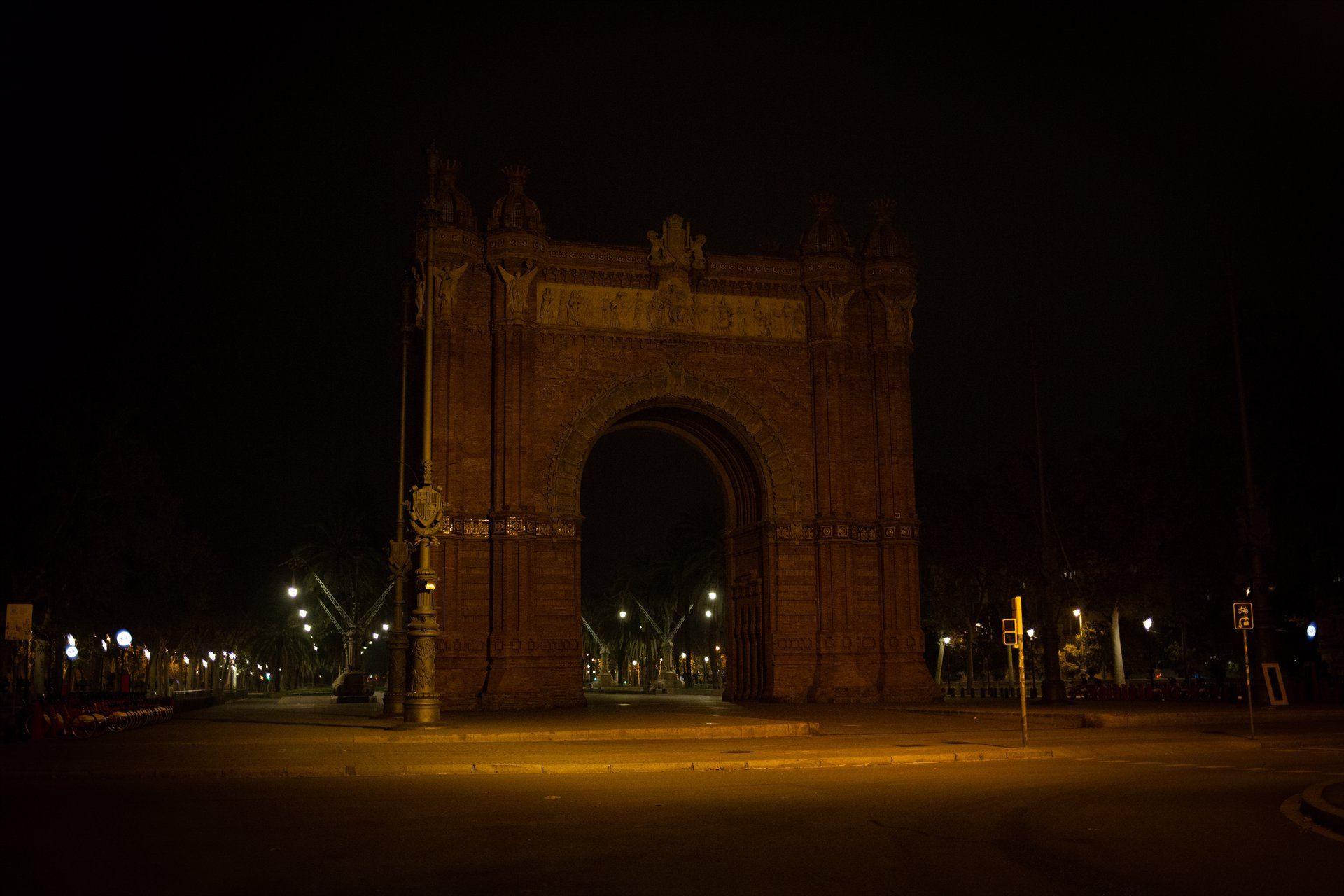 Zona del Arc de Triomf vacía al inicio del toque de queda impuesto por la crisis sanitaria del Covid-19, en Barcelona / EUROPA PRESS - David Zorrakino