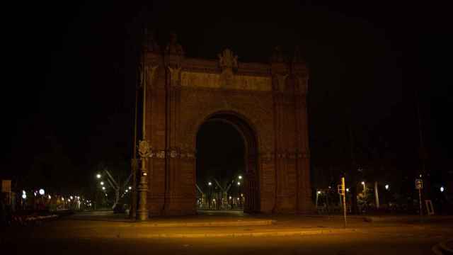 Zona del Arc de Triomf vacía al inicio del toque de queda impuesto por la crisis sanitaria del Covid-19, en Barcelona / EUROPA PRESS - David Zorrakino