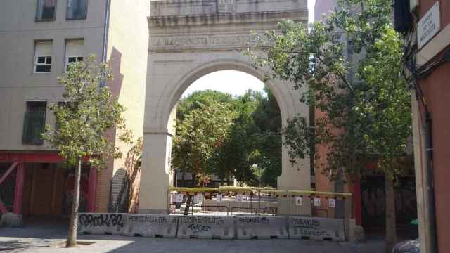 El arco de La Maquinista, de la Barceloneta, vallado / METRÓPOLI - JORDI SUBIRANA