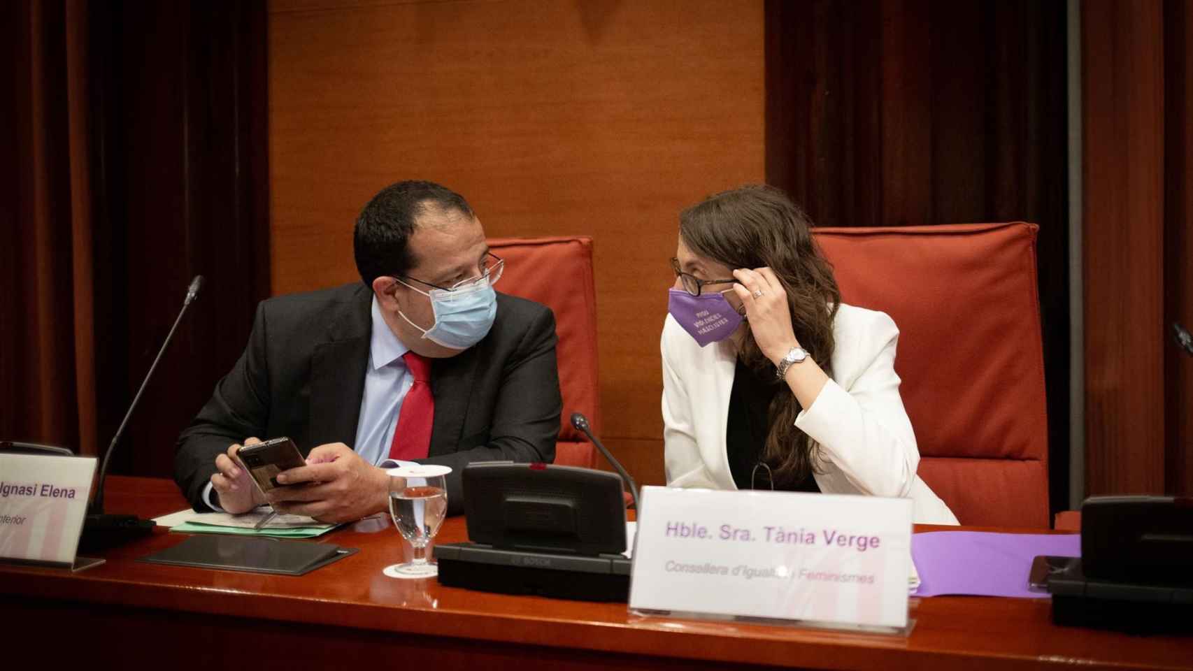 Joan Ignasi Elena y Tània Verge en comisión en el Parlament para explicar cómo afrontarán los delitos de odio / EUROPA PRESS