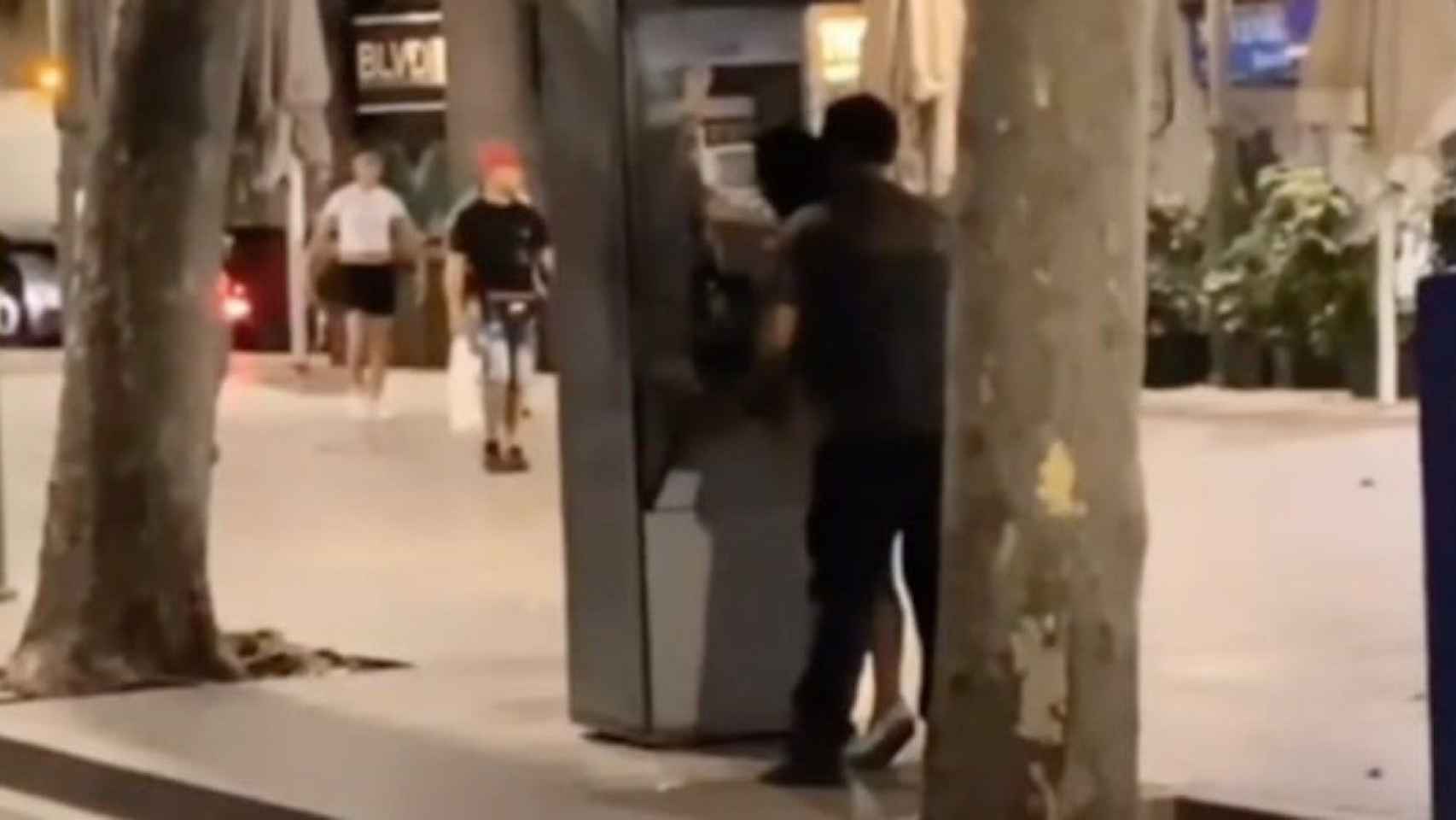 Imágenes de la pareja manteniendo relaciones sexuales en La Rambla / BCNLEGENDS