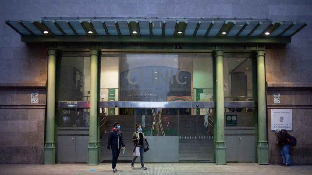 Puerta principal del Hospital Clínic de Barcelona / DAVID ZORRAKINO - EUROPA PRESS