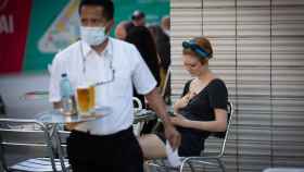 Un camarero sirviendo una cerveza en la terraza de un bar / EUROPA PRESS