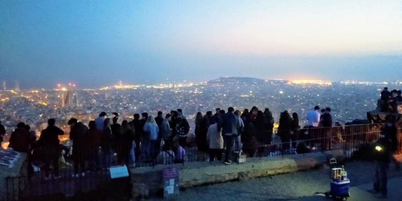 Grupos de jóvenes de botellón en los búnkeres del Carmel, hace un año / METRÓPOLI - JORDI SUBIRANA