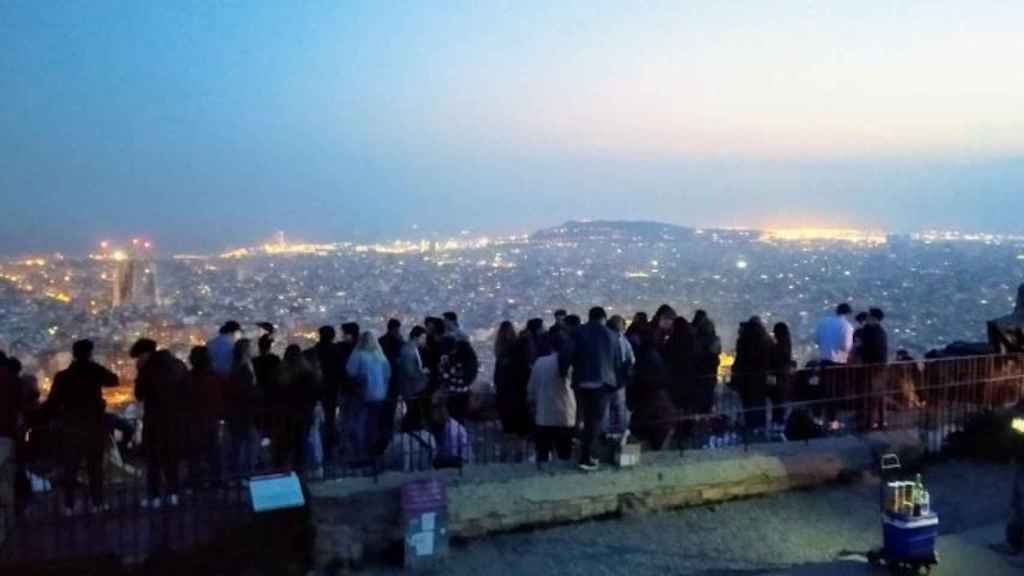 Grupos de jóvenes de botellón en los búnkeres del Carmel, hace un año / METRÓPOLI - JORDI SUBIRANA