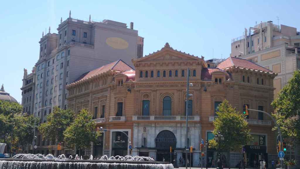 El cine Comedia,  en la confluencia de Gran Via con el paseo de Gràcia / INMA SANTOS