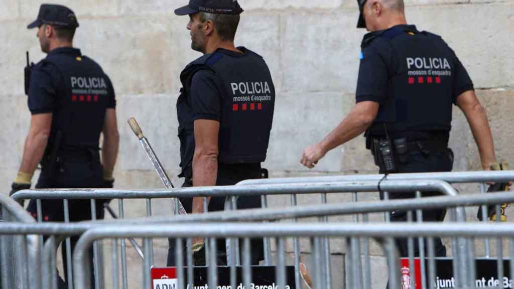 Mossos d'Esquadra en la plaza del Palau de la Generalitat / EFE