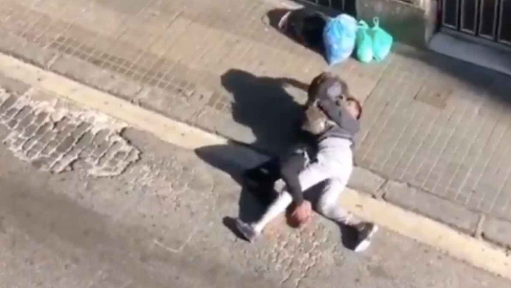 Dos hombres se pelean en el Raval de Barcelona / INSTAGRAM