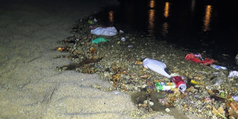 Suciedad en la orilla de una playa de Badalona / @2Putxinellii