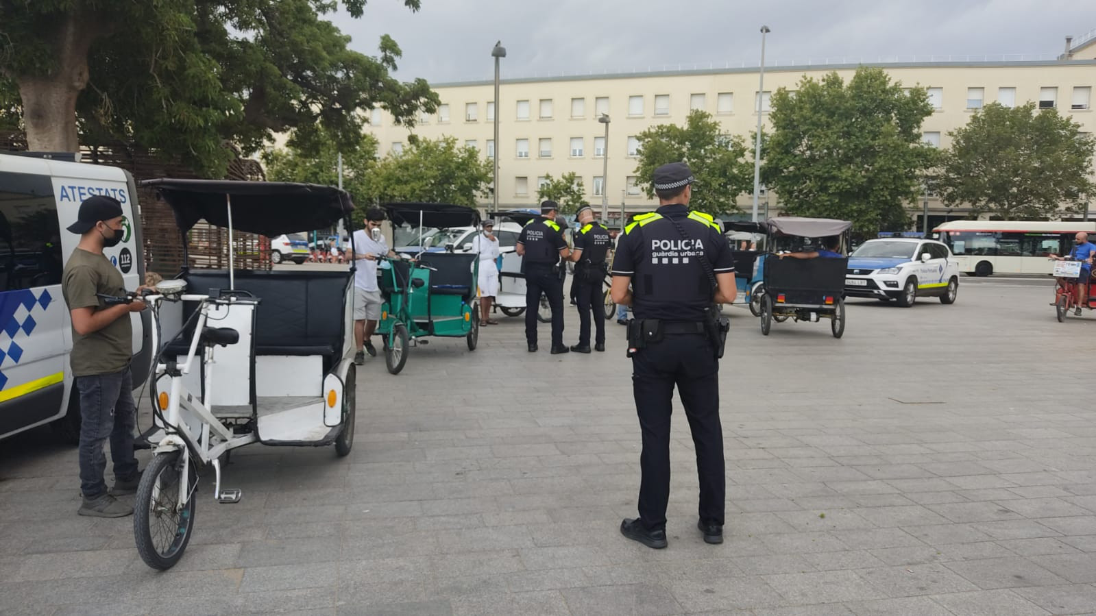 Agentes de la Guardia Urbana inspeccionan bicitaxis /  GUARDIA URBANA