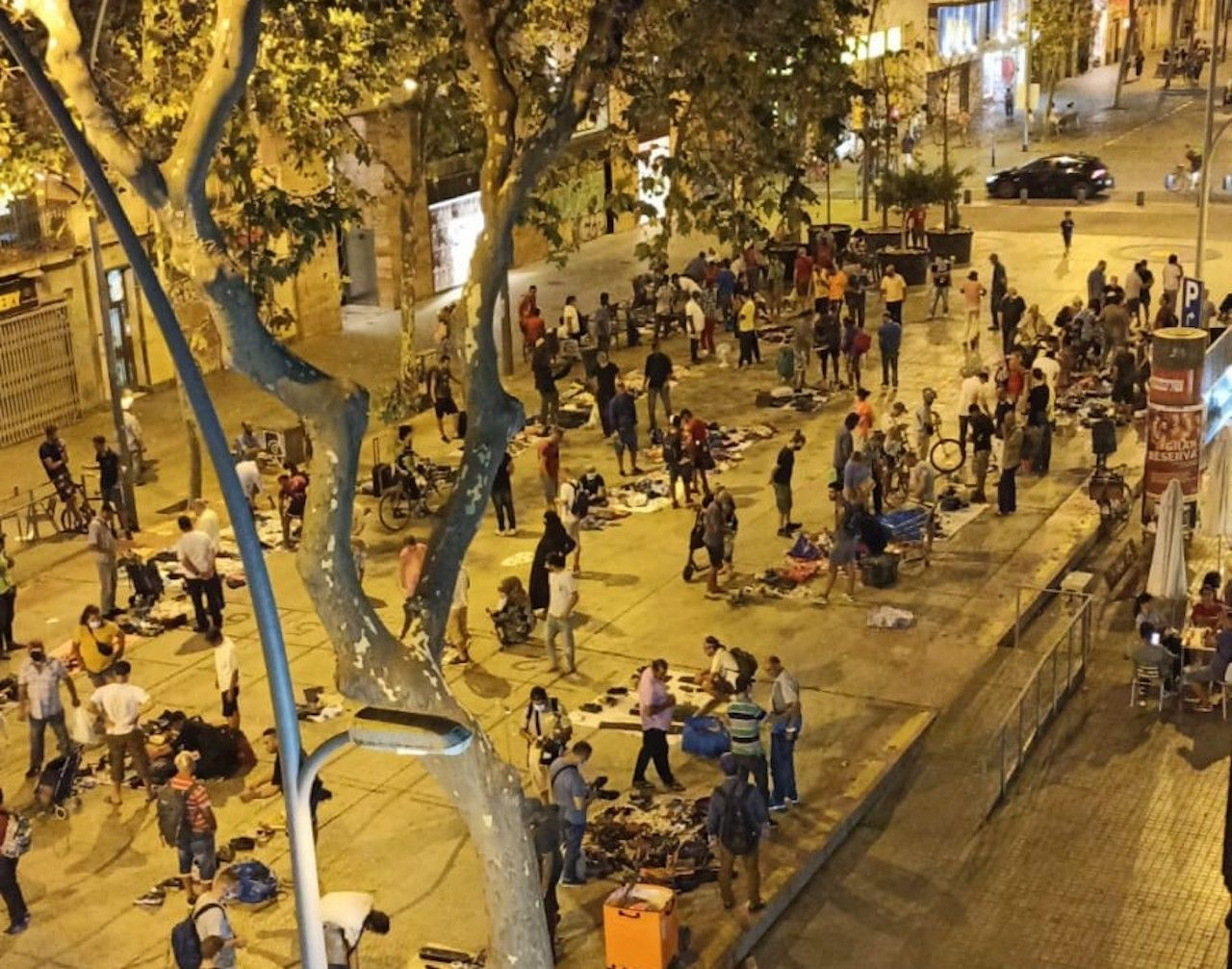 Vendedores del 'mercado de la miseria' en Sant Antoni / VECINOS Y COMERCIANTES DE LA RONDA DE SANT ANTONI