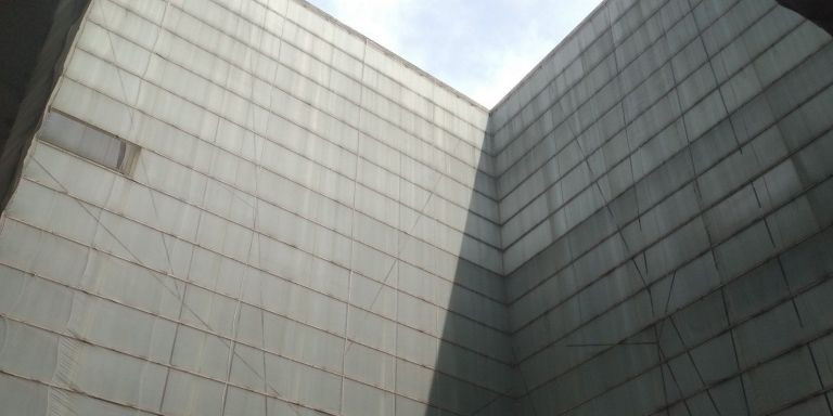 Interior de la 'linterna' de Moneo, en el Auditori, con una malla / METRÓPOLI - JORDI SUBIRANA