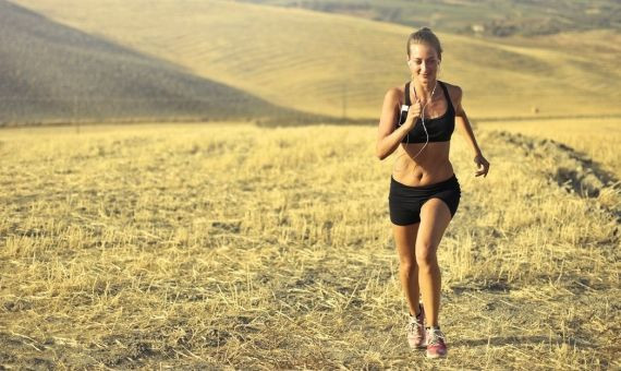 Una chica hace running / PEXELS