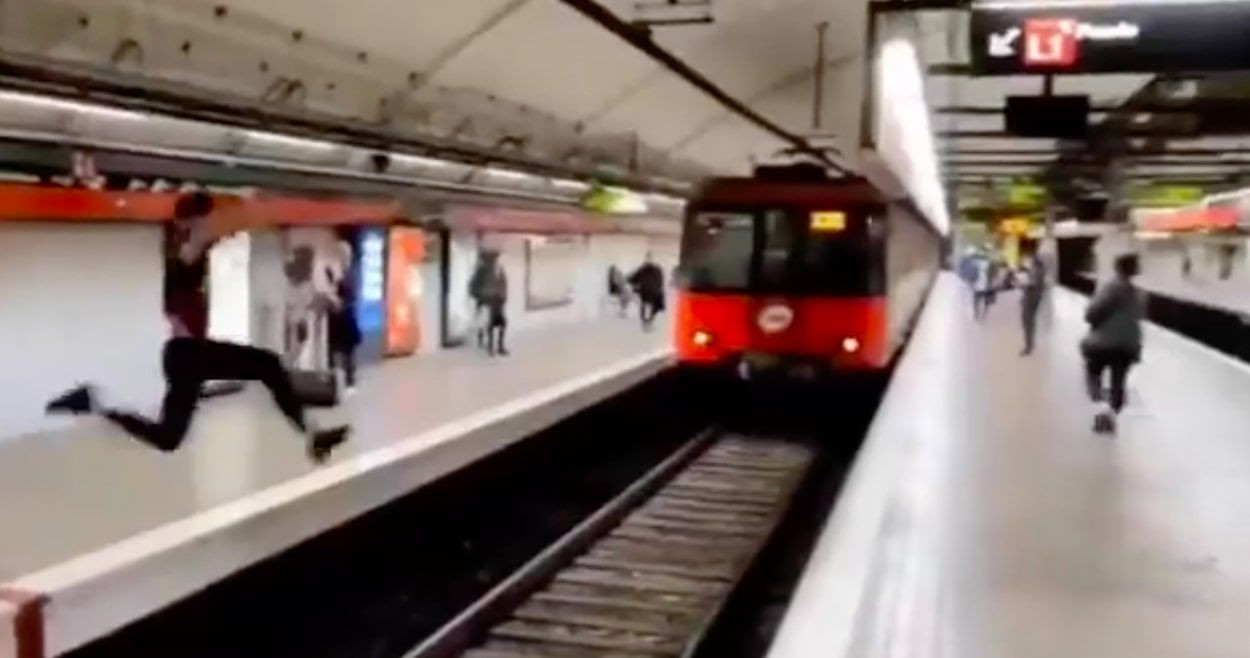 El joven saltimbanqui que se jugó la vida en las vías del metro de Barcelona / RRSS