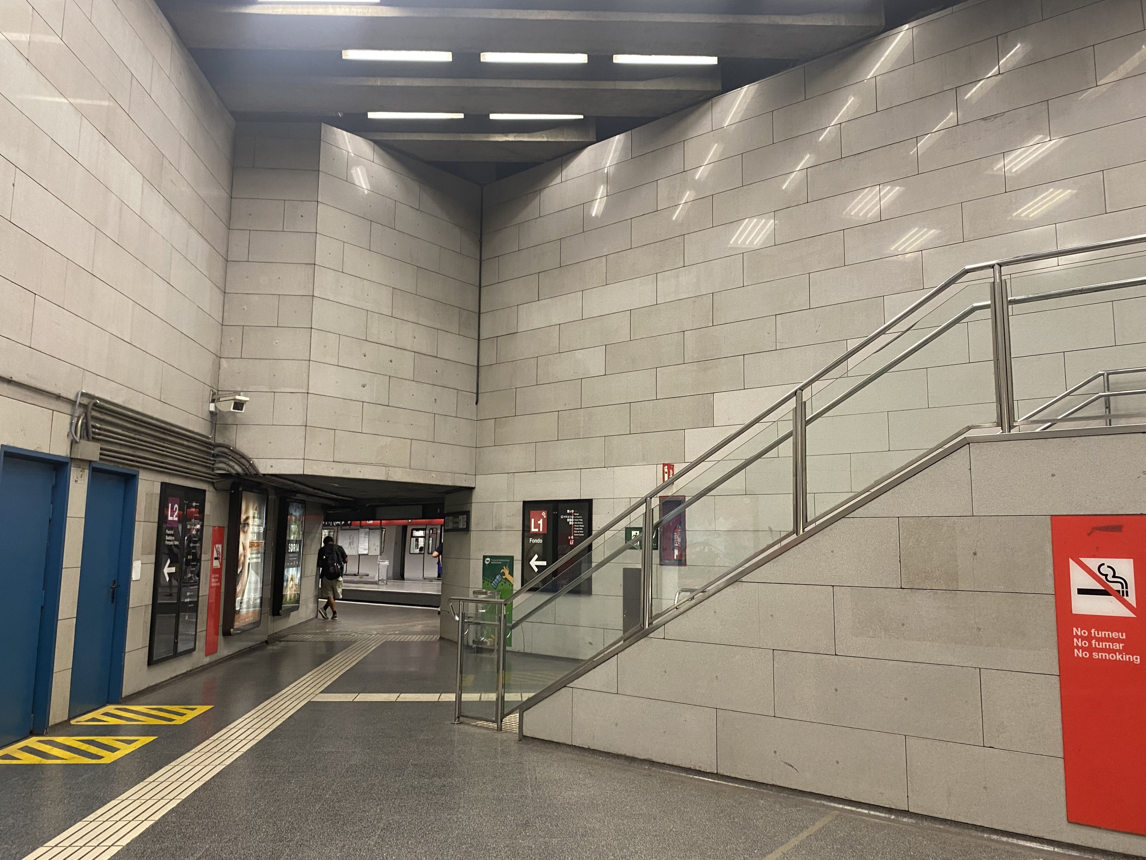 Escaleras de la estación de Clot, donde el saltimbanqui amenazó al vigilante / METRÓPOLI