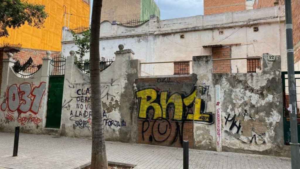 La casa tapiada donde un joven de 18 años ha perdido la vida en Badalona / METRÓPOLI ABIERTA