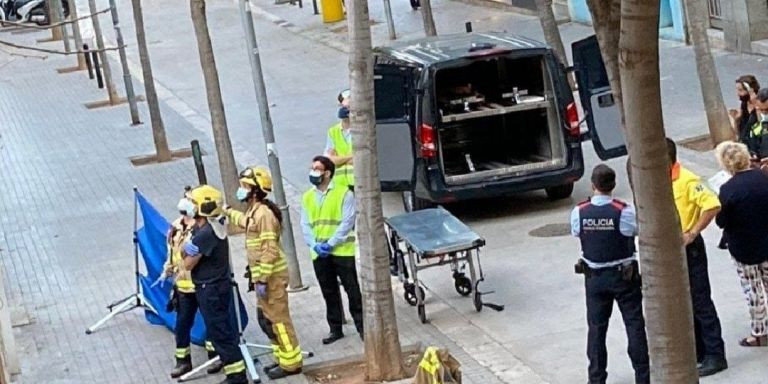 Policías, sanitarios, bomberos y empleados de una funeraria observan los trabajos para extraer el cuerpo / M.A