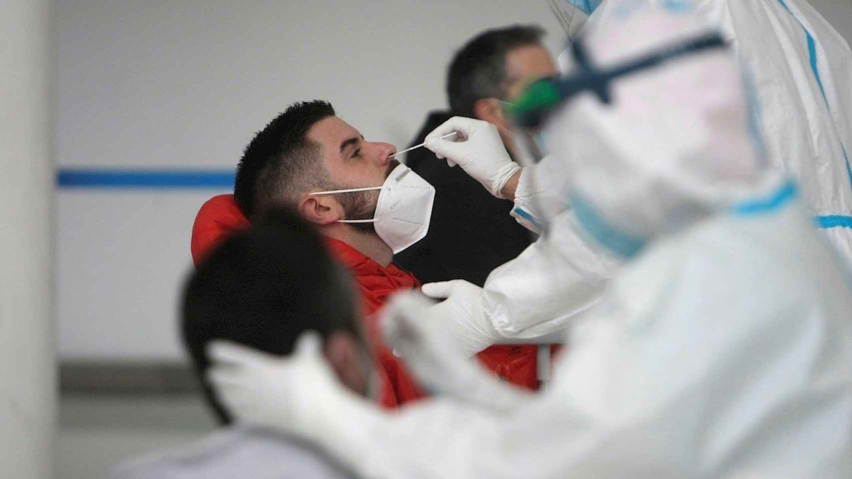 Una sanitaria realiza una PCR / EFE