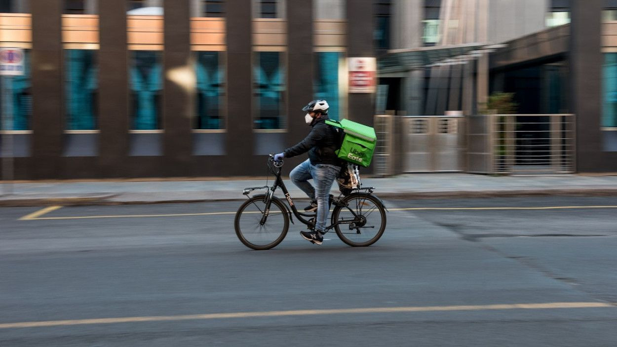 Un repartidor de Uber Eats en una imagen de archivo