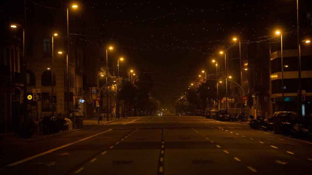 Calle de Aragó totalmente vacía al inicio del toque de queda / EUROPA PRESS