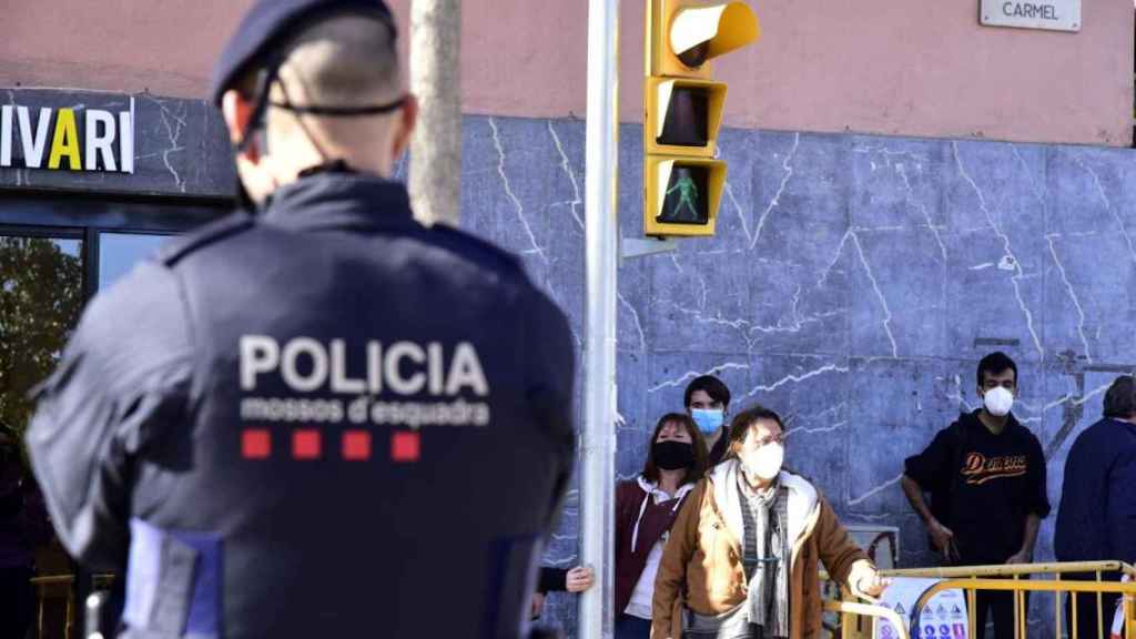 Un policía de los Mossos d'Esquadra en plena calle / EUROPA PRESS