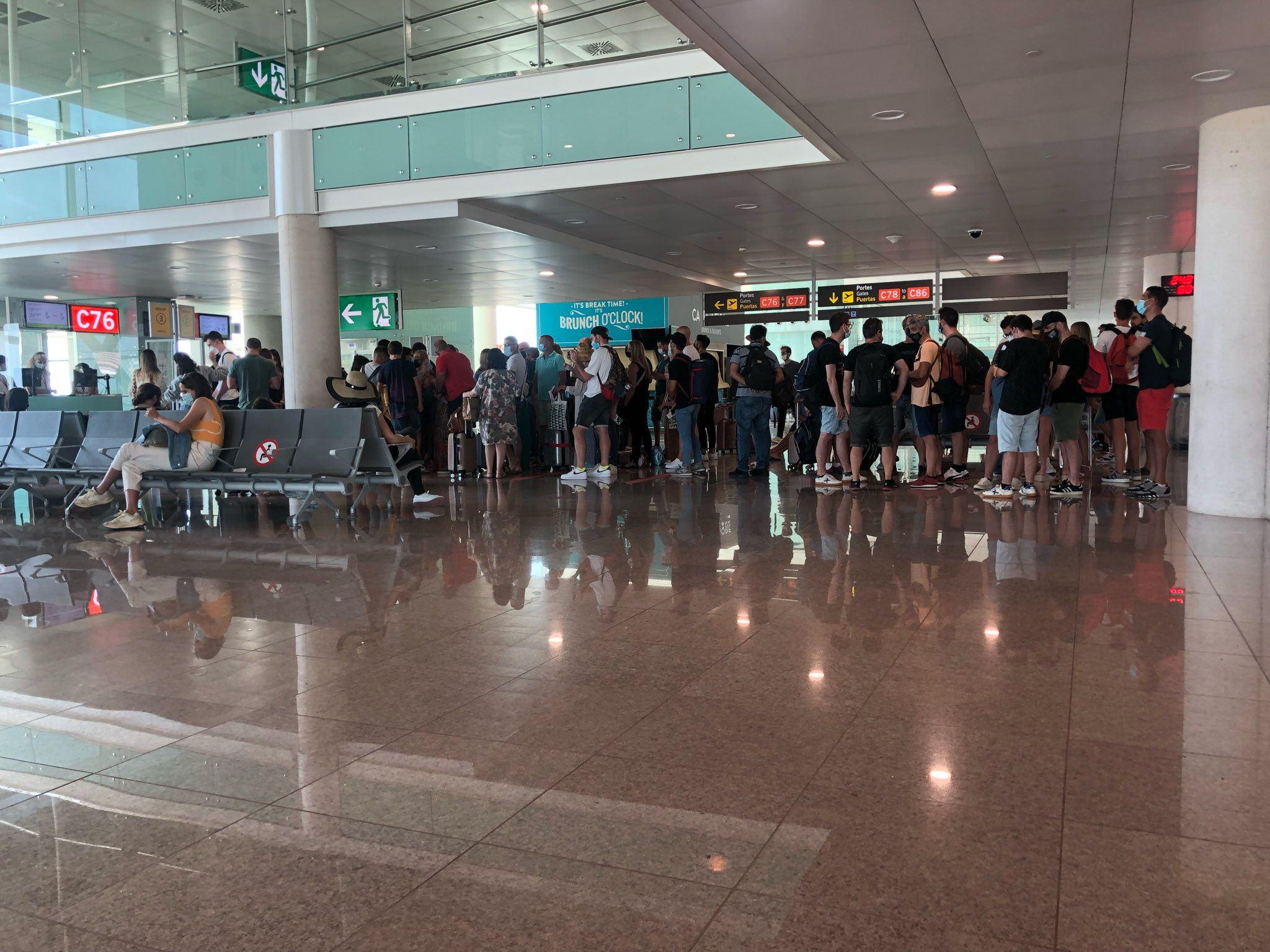 Colas en el Aeropuerto de Barcelona / METRÓPOLI