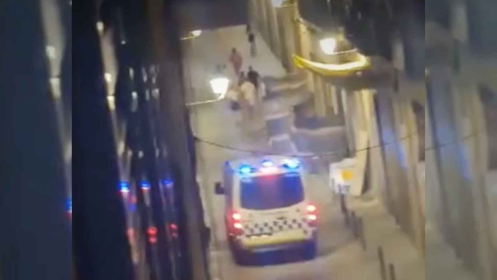 Furgones de la Guardia Urbana persiguiendo a unos jóvenes en el Raval durante el toque de queda / BCNLEGENDS