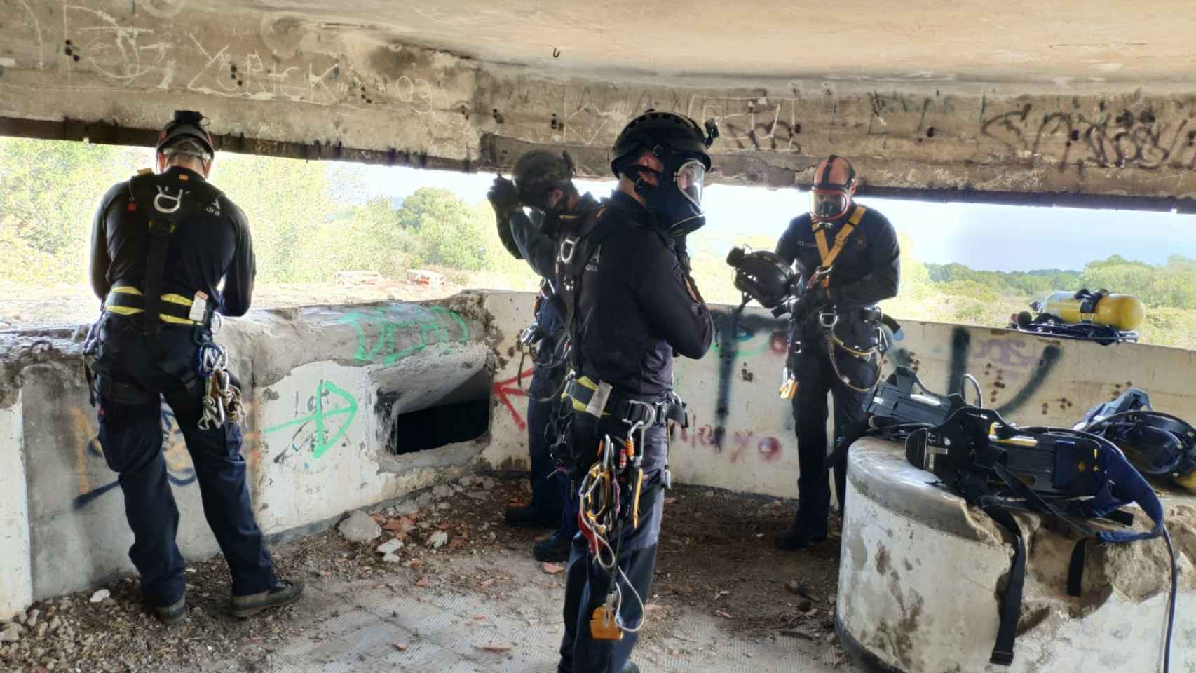 La Unidad de Subsuelo de los Mossos d'Esquadra realiza prácticas de orientación en un búnker / MOSSOS