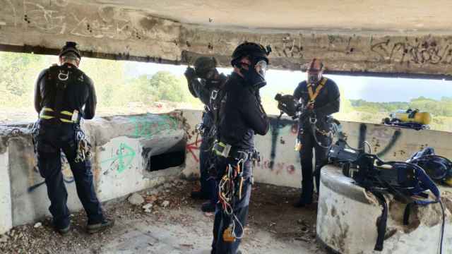 La Unidad de Subsuelo de los Mossos d'Esquadra realiza prácticas de orientación en un búnker / MOSSOS