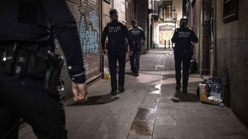 Guardias urbanos por las calles de Ciutat Vella / PABLO MIRANZO