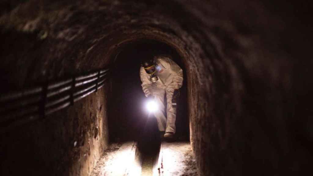 Un mosso d'esquadra inspecciona las galerías ubicadas debajo de un edificio oficial / MOSSOS