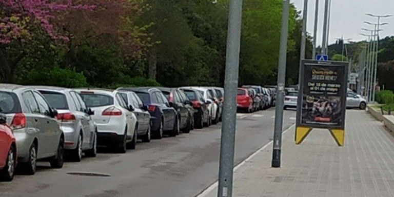 Lateral de la avenida Diagonal que perderá las plazas de estacionamiento gratuitas / AJ BCN